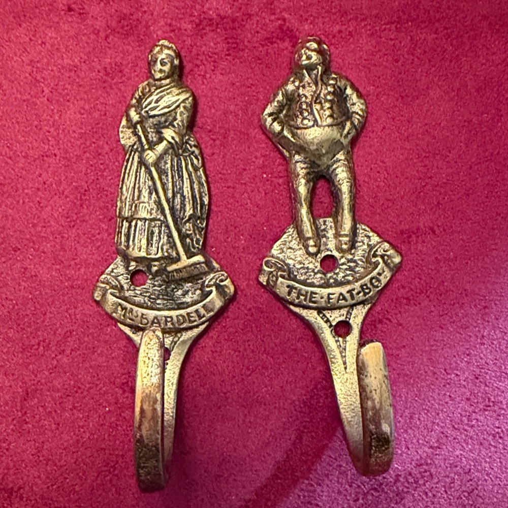 Set of 4 antique brass hooks  - Charles Dickens characters. - Picture 5 of 14